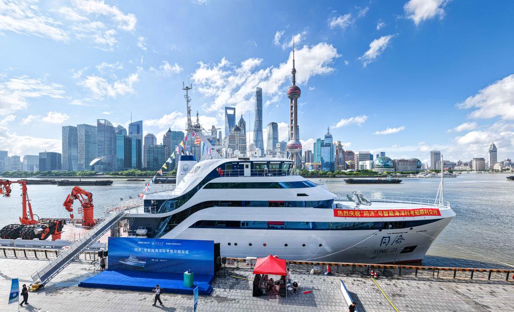 我国自主设计建造的首艘海洋级智能综合科考船“同济”号交付使用，即将启航