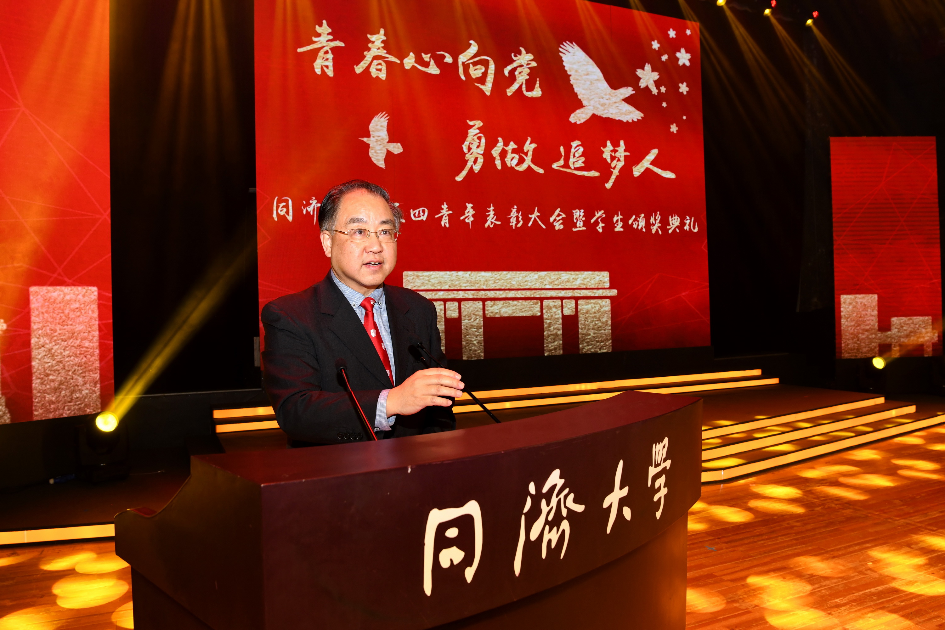 学校领导和各职能部门负责人分别为退伍大学生代表,党团建设代表,2019