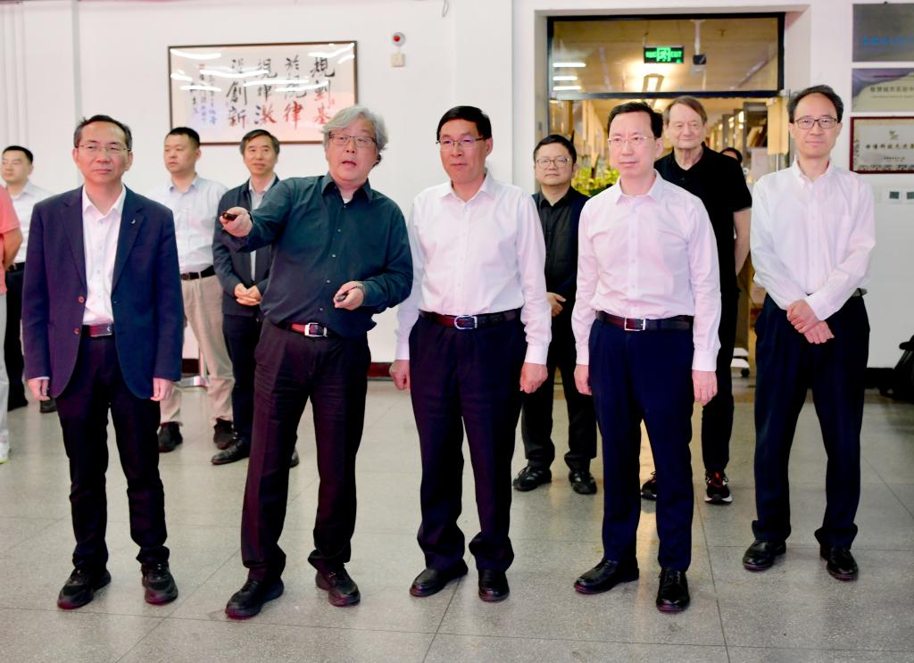 中国工程院党组书记张玉卓一行来同济大学调研