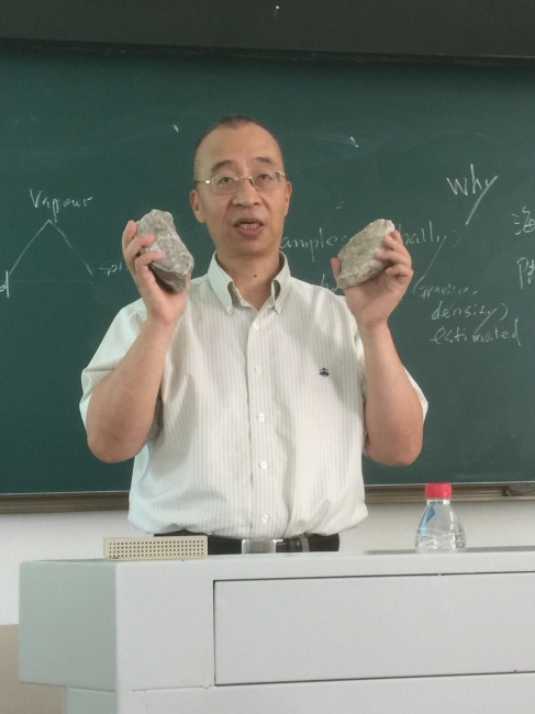 周怀阳教授在为国际班学生授课（3）2018年7月