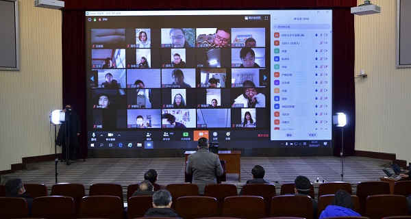 同济大学通过网络视频慰问在湖北的近千名师生.jpg