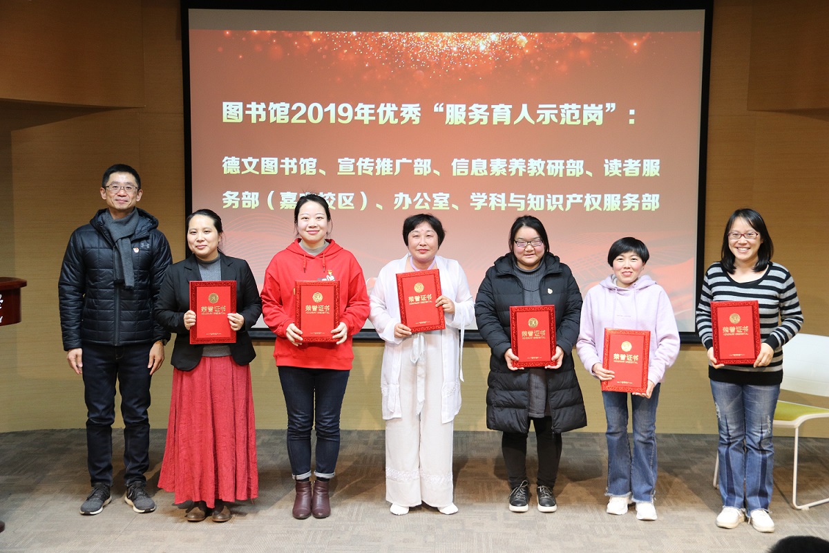 图书馆馆长陈欣为获奖者颁奖 图书馆馆长陈欣为获奖者颁奖