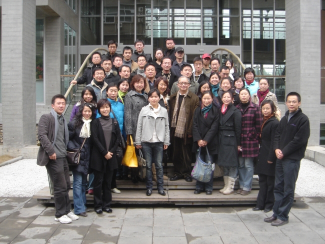 2007年郑时龄院士与培养的研究生们合影 2007年郑时龄院士与培养的研究生们合影