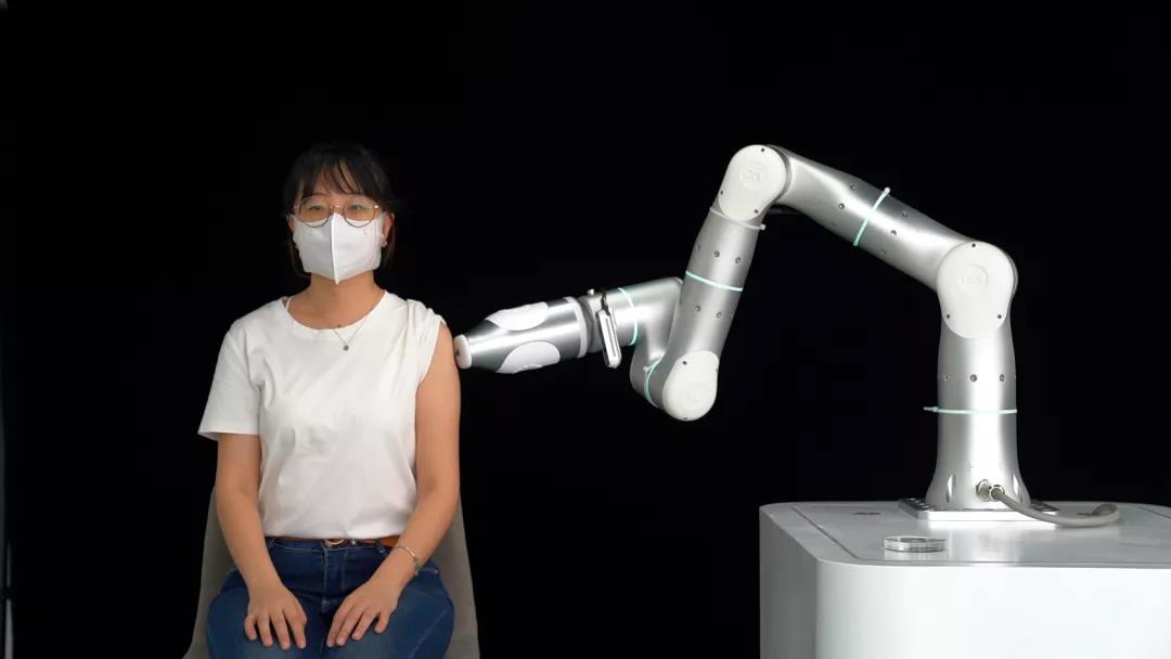 电子与信息工程学院齐鹏团队研发国内首个自主智能无针疫苗注射机器人