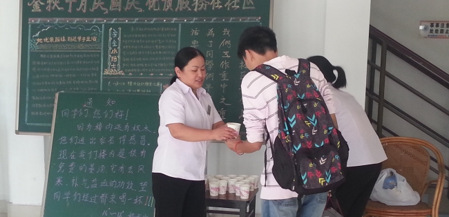送姜汤(姜富明书记摄)2 送姜汤(姜富明书记摄)2