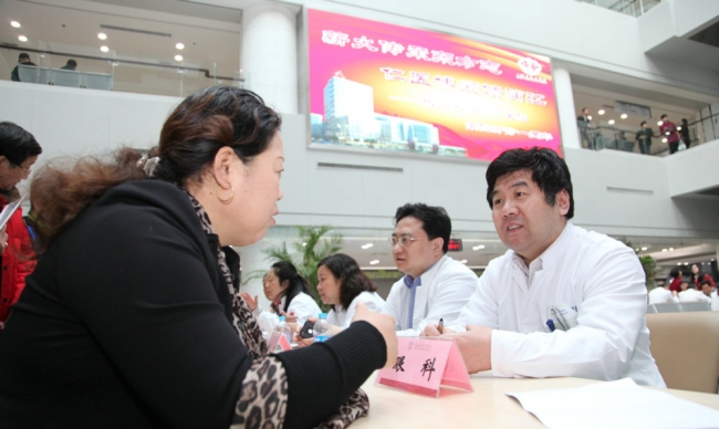 附属东方医院南院开诊一周年举办爱心义诊1 附属东方医院南院开诊一周年举办爱心义诊1
