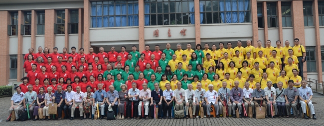 图书馆前全体师生合影1 图书馆前全体师生合影1