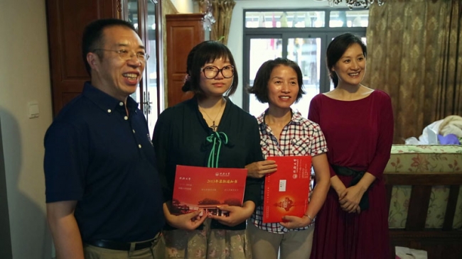 廖宗廷、何婕送录取通知书