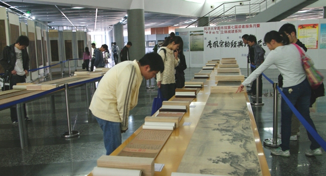 6“中华记亿”立体阅读活动：读者在欣赏唐诗宋画展览