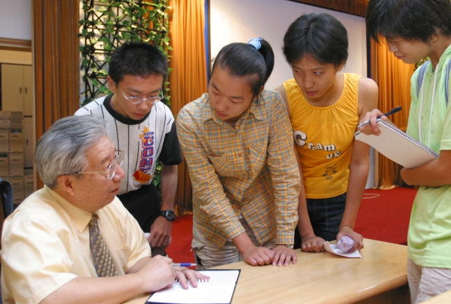 范立础院士悉心指导学生 范立础院士悉心指导学生