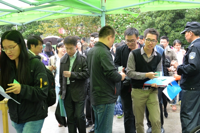 同济招聘会--学生入场 同济招聘会--学生入场