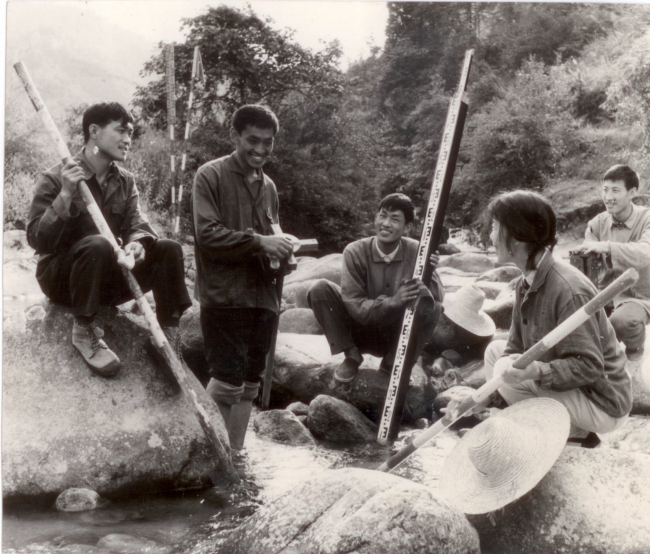 1975年，路桥专业学生在井冈山公路勘测实习