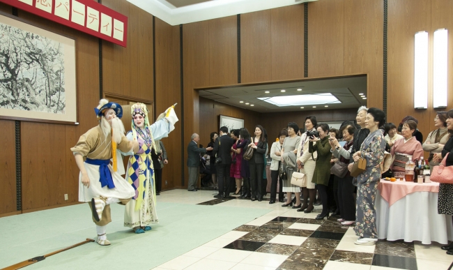 樱美林大学孔子学院学生京剧代表团参演中国驻日大使馆国际妇女节招待会 樱美林大学孔子学院学生京剧代表团参演中国驻日大使馆国际妇女节招待会