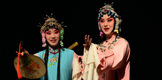 马榕璟饰杜丽娘 岳秋凝饰春香1 马榕璟饰杜丽娘 岳秋凝饰春香1