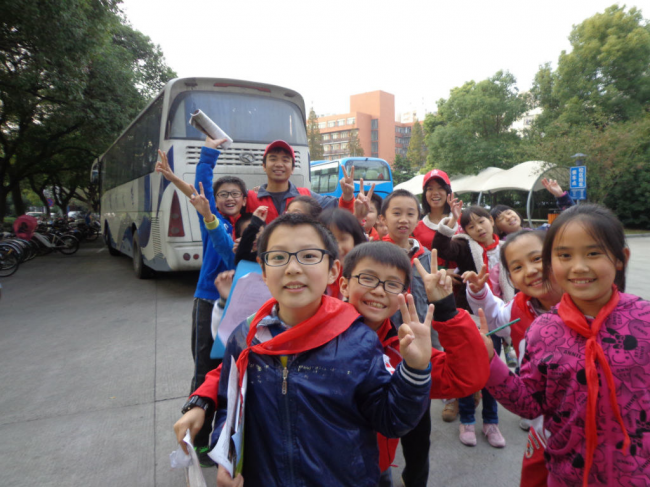 同济大学义务导游队为小学生做向导