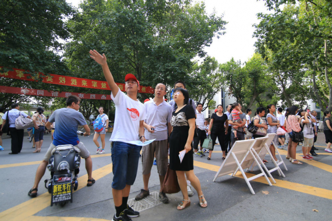 志愿者为参加自主招生面试的考生提供服务