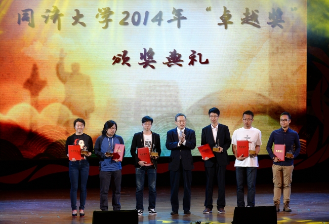 裴钢校长为卓越学生奖获得者颁奖 裴钢校长为卓越学生奖获得者颁奖