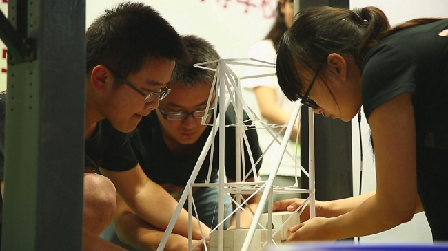 华东108名本科学子同济比搭“装配式”建筑结构2