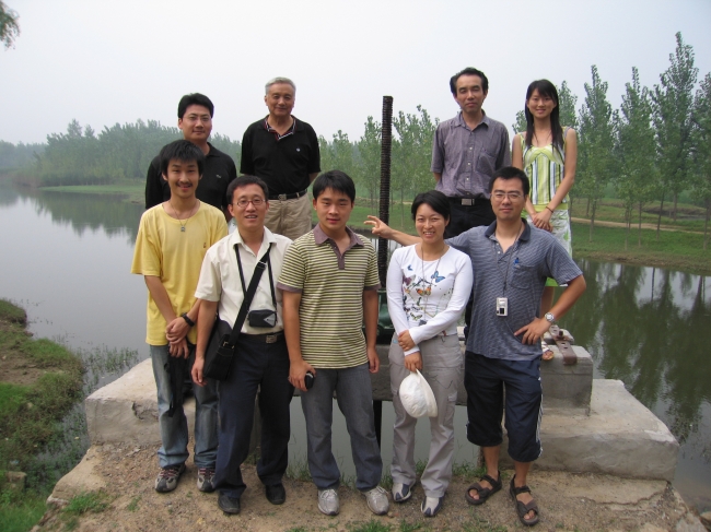 2006年暑期鲁运河调查组在微山湖畔与运河交汇处