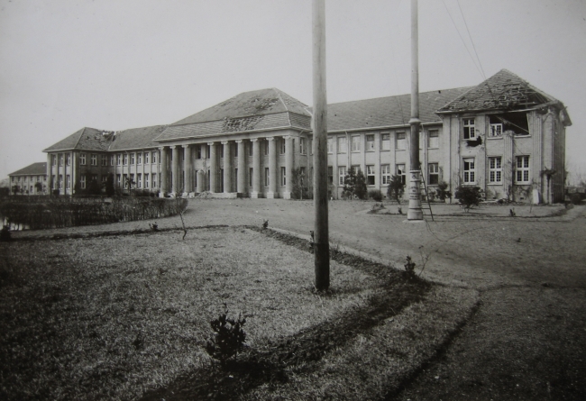 1932年被日军轰炸后的大礼堂 1932年被日军轰炸后的大礼堂