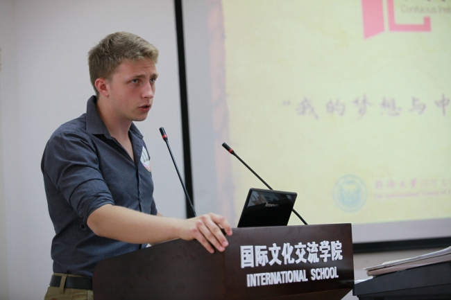 图为波兰籍学生严立行与大家分享自己的故事