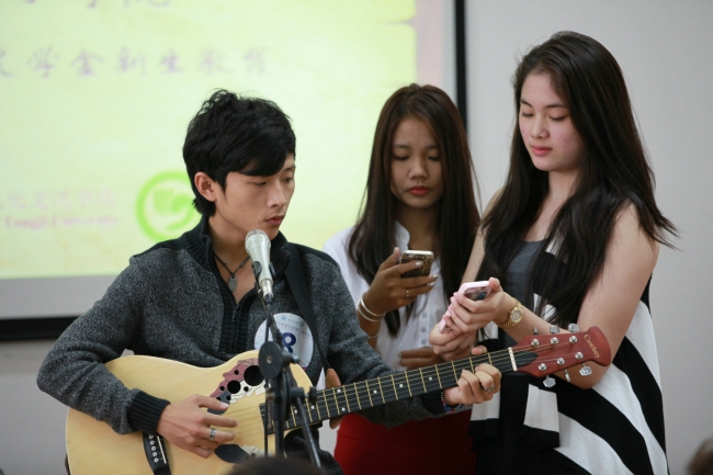 泰国同学孙溯和同学们演唱《小酒窝》