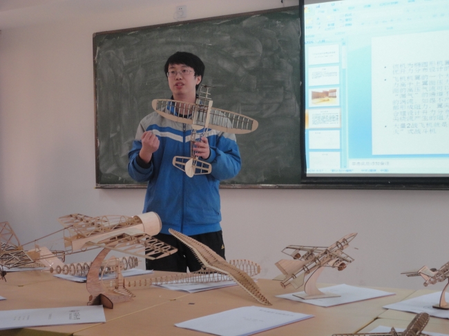 同学介绍自己制作的飞机1 同学介绍自己制作的飞机1