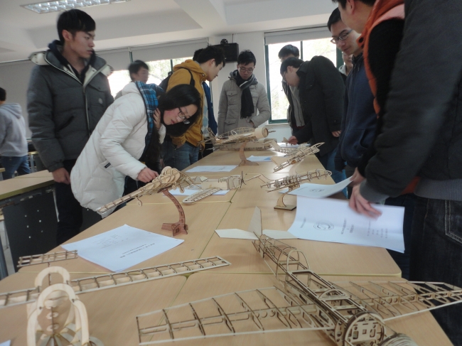 同学们参观飞机模型展 同学们参观飞机模型展