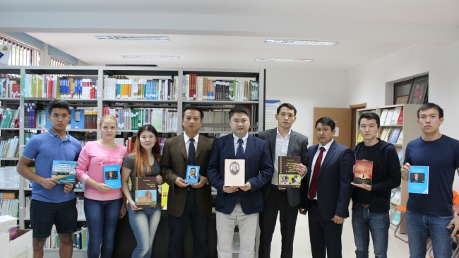 哈萨克斯坦巴甫洛达尔州大学向国际文化交流学院赠书