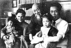 1949年初裘法祖夫妇抱孩子与父亲合影