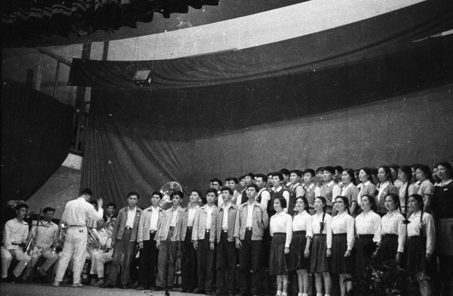1950年代校文工团在大草棚礼堂演出_副本