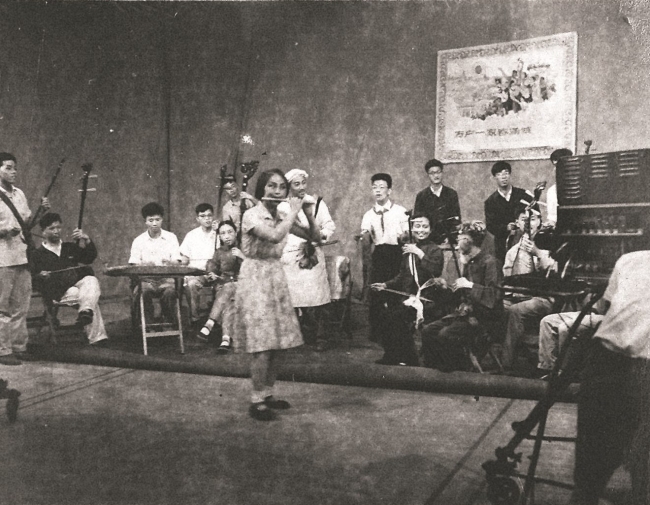1959年民族乐队演奏在上海电视台录制节目
