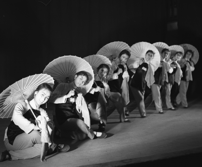 1960年代舞蹈队“花伞舞”演出剧照