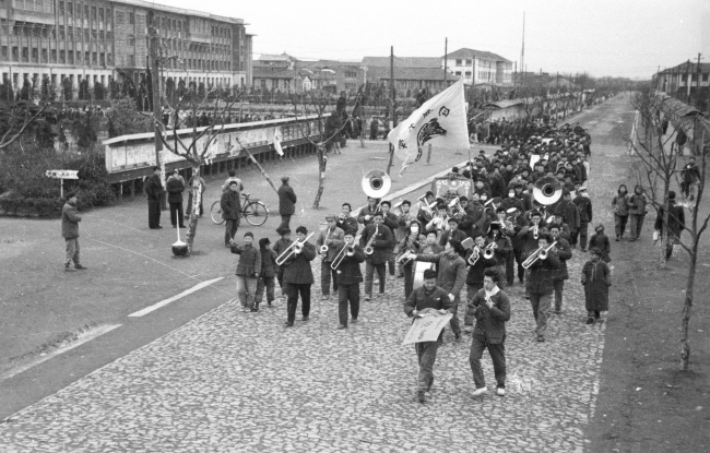 1960年代铜管乐队引领学校游行队伍参加上海市国庆大游行