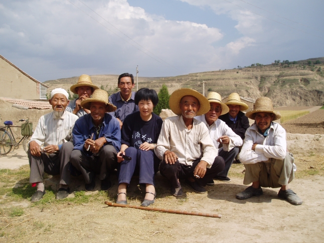 张佩英老师与定西人民在一起