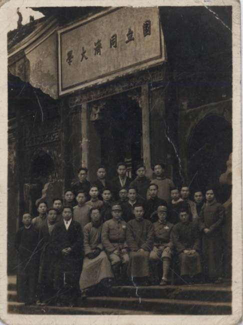1944年志愿军与师生在李庄校门