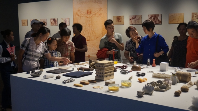 我校与瑞士合作的Y-Institue跨学科平台的材料桌 我校与瑞士合作的Y-Institue跨学科平台的材料桌