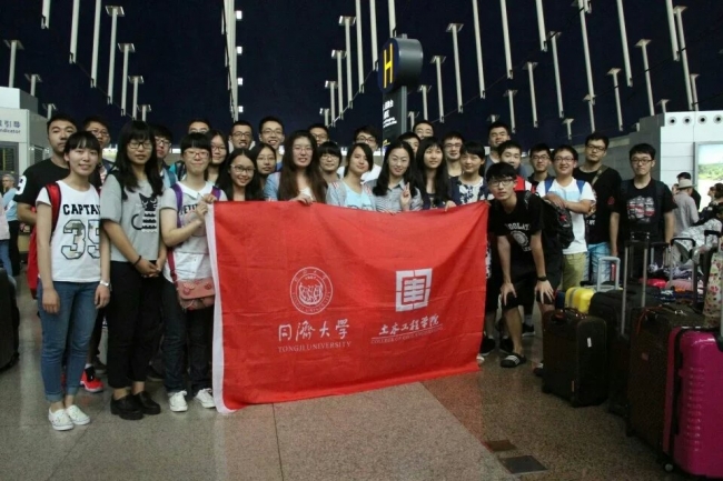 图1 出发前的大合照 图1 出发前的大合照