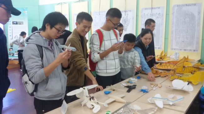 图3 参观者在仿生飞机展区 图3 参观者在仿生飞机展区