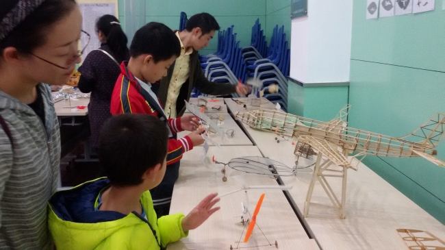 图4 人们在静态模型展区止步观看 图4 人们在静态模型展区止步观看