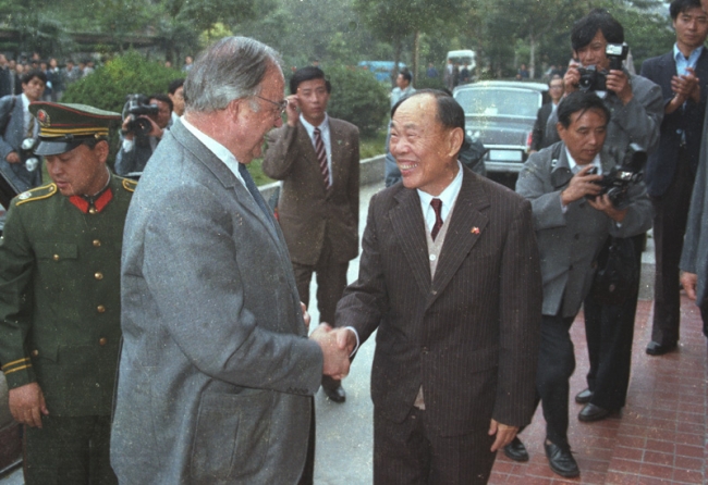 1984年10月13日迎接来访的德国总理科尔