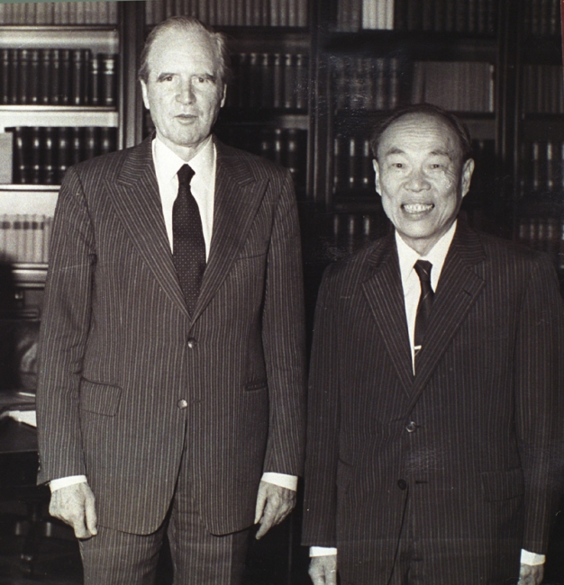 1982年 校长李国豪在德国与卡斯腾斯总统合影
