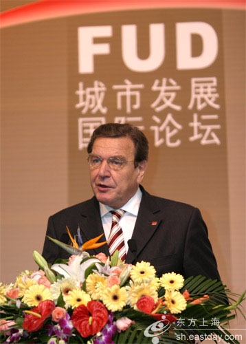 2007年5月19日，同济大学举办城市发展国际论坛，德国前总理施罗德做主旨演讲