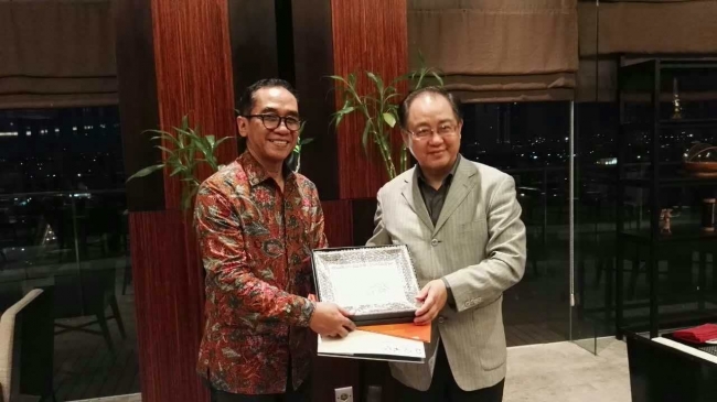 与加札马达大学副校长合影