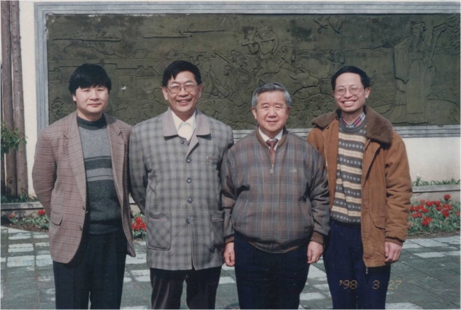 沈院士与学生合影 沈院士与学生合影