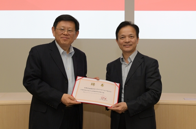 钟校长颁授聘书 钟校长颁授聘书