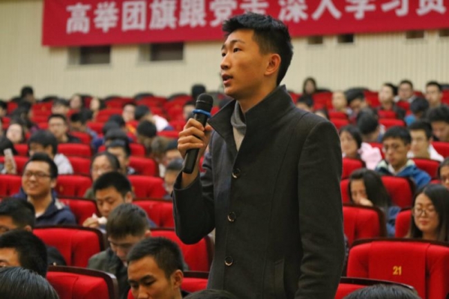 童小华教授与学生交流1 童小华教授与学生交流1
