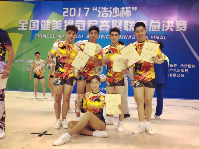 五名运动员合影：由左至右，徐雪松、蒋帅、王媛、王浩宇、席岳峰