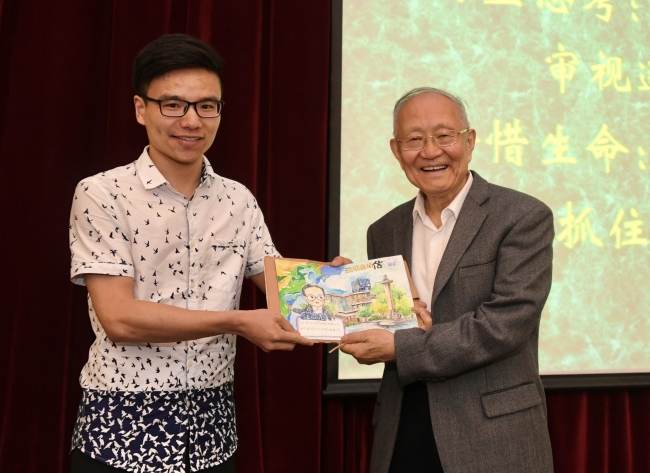 同学们向汪院士赠送特别礼物 同学们向汪院士赠送特别礼物