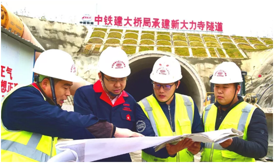 周冠南(左二)在商合杭铁路项目工地检查工作 周冠南(左二)在商合杭铁路项目工地检查工作